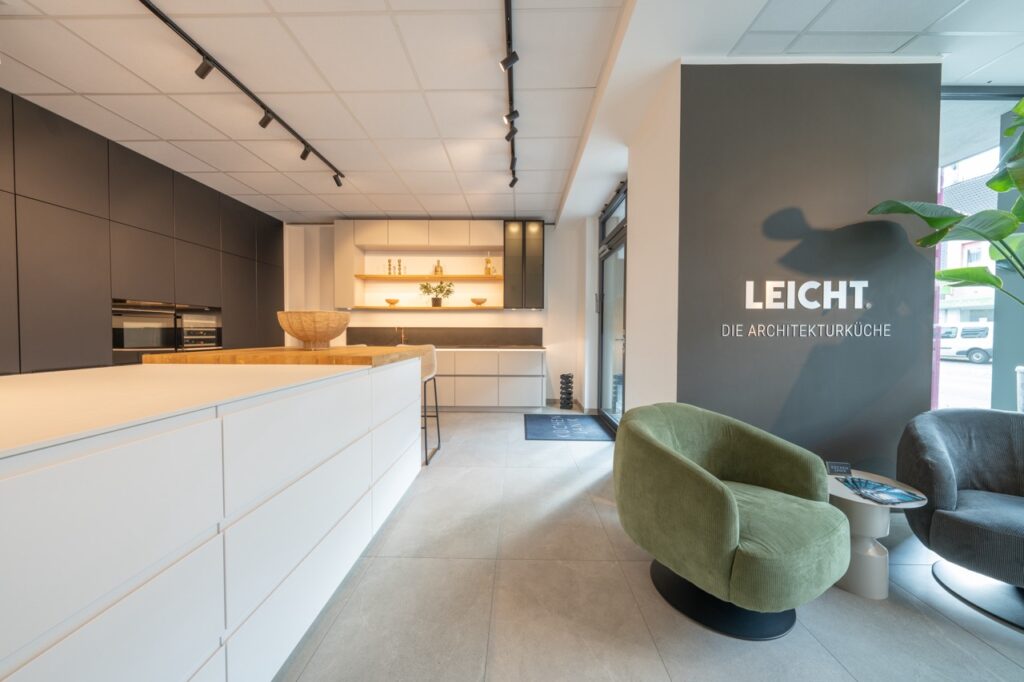 Moderne Küche mit stilvoller Beleuchtung und eleganten Designelementen – Küchenstudio Elsdorf.