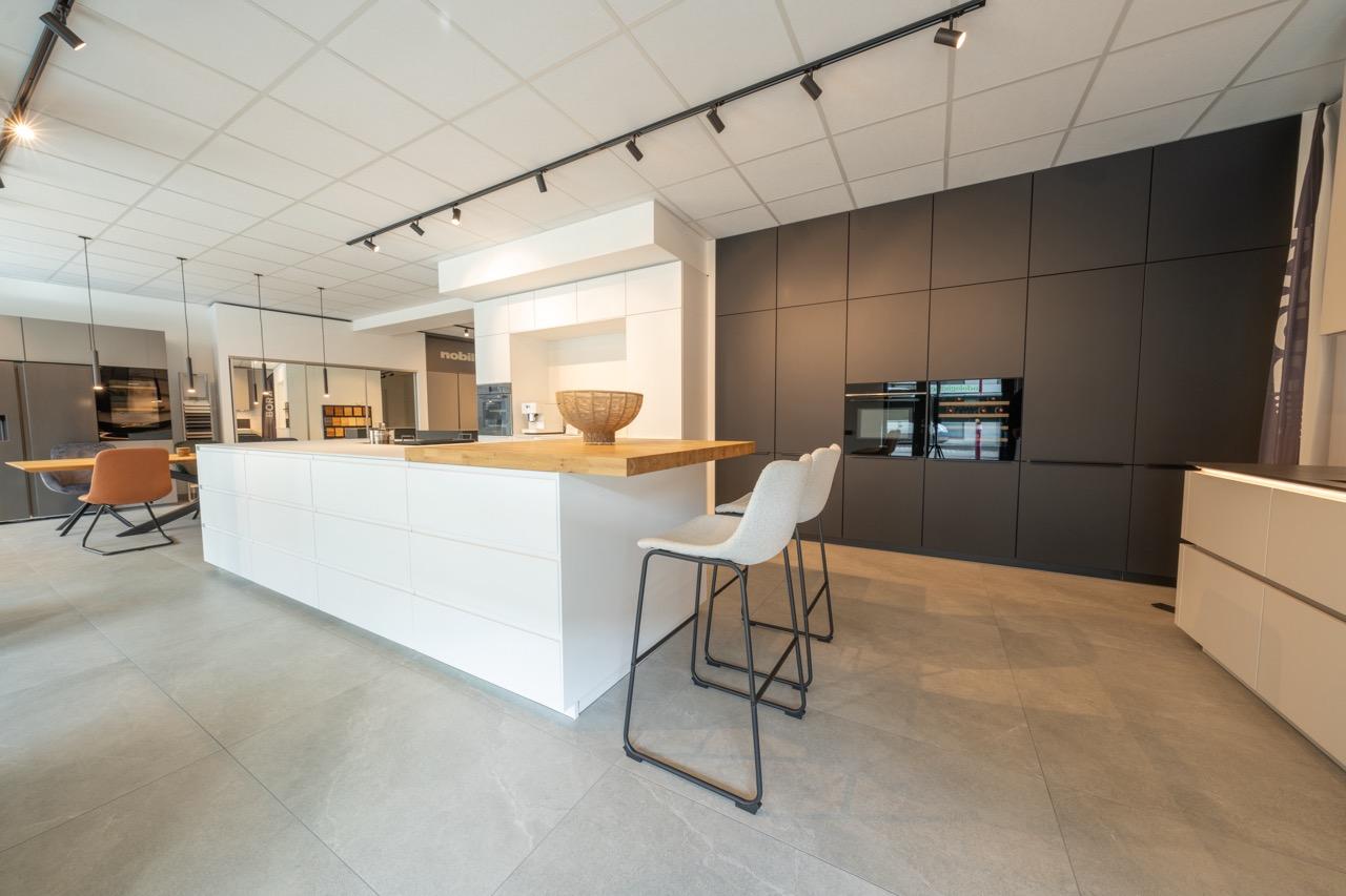 Moderne Küche mit stilvoller Beleuchtung und eleganten Designelementen – Küchenstudio Brühl.