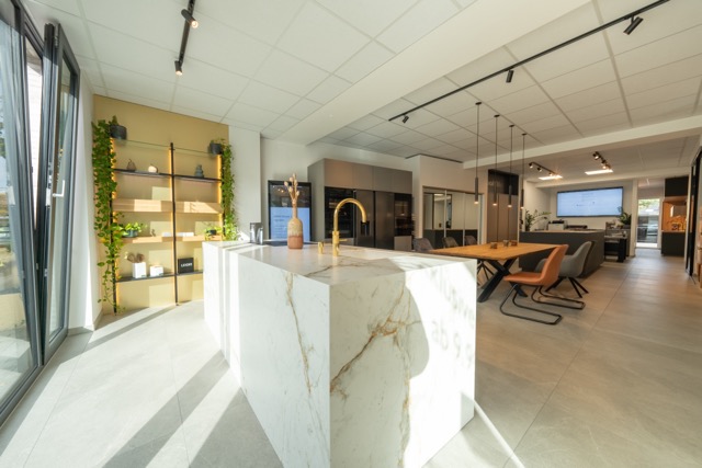 Moderne Ausstellungsküche mit klaren Linien und eleganter Gestaltung – Küchenstudio Bedburg.