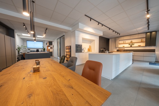 Moderner Planungsbereich mit Holztisch und stilvoller Ausstattung – Küchenplanung Bedburg.